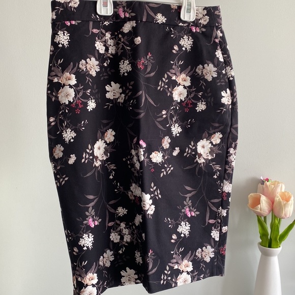 Women's Skirts Beautiful and very good condition - Picture 9 of 16